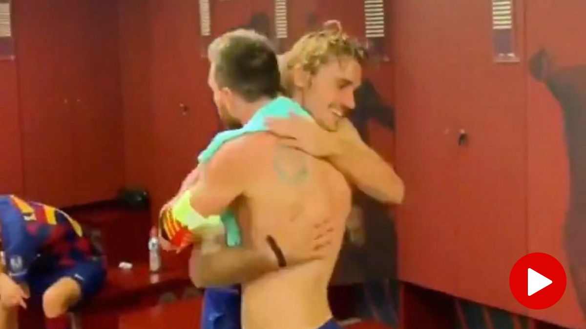 Hug between Messi and Griezmann in the changing room of Barça