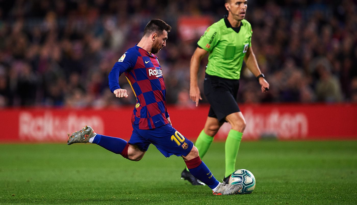 Leo Messi justo en el momento de tirar una falta