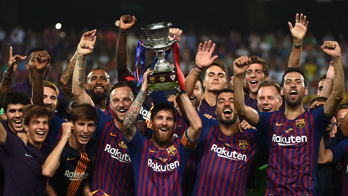 Leo Messi, raising the last trophy of the Spanish Supercup