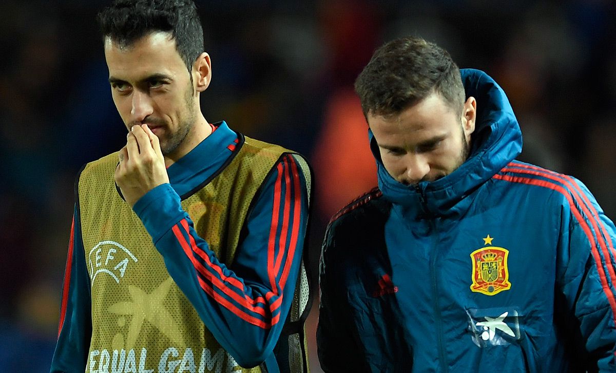 Sergio Busquets y Saúl Ñíguez, durante un entrenamiento con España