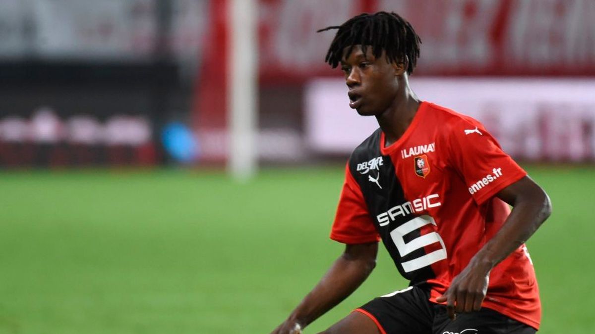 Eduardo Camavinga, posible objetivo del Barça, en un partido del Rennes