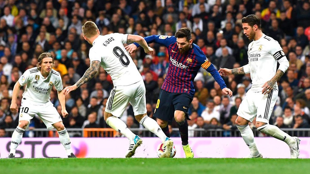 Leo Messi facing Real Madrid players in a Clásico of LaLiga