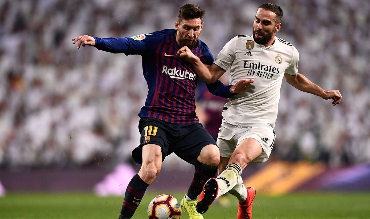Leo Messi and Dani Carvajal, fighting for a ball during a Clásico