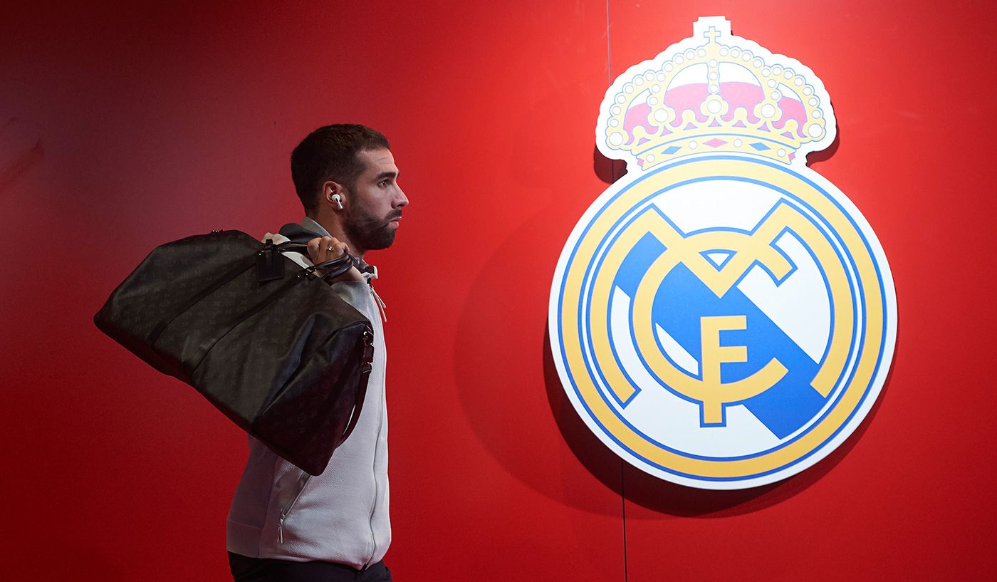 Dani Carvajal, with the shield of the Real Madrid background