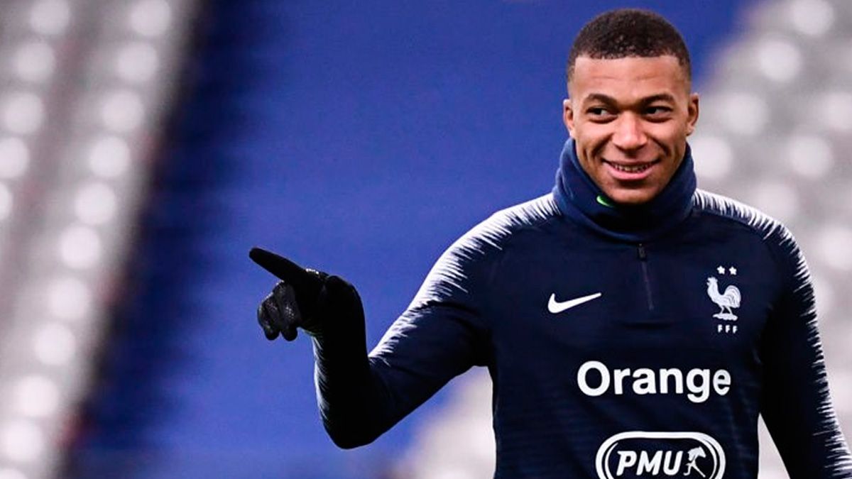 Kylian Mbappé, target of Real Madrid, in a training session of the french national team