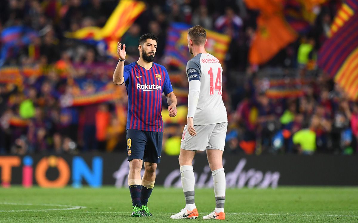 Jordan Henderson y Luis Suárez, saludándose tras un Barça-Liverpool