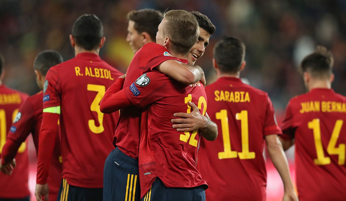 Rodri Hernández, abrazando a Dani Olmo tras un gol contra Malta