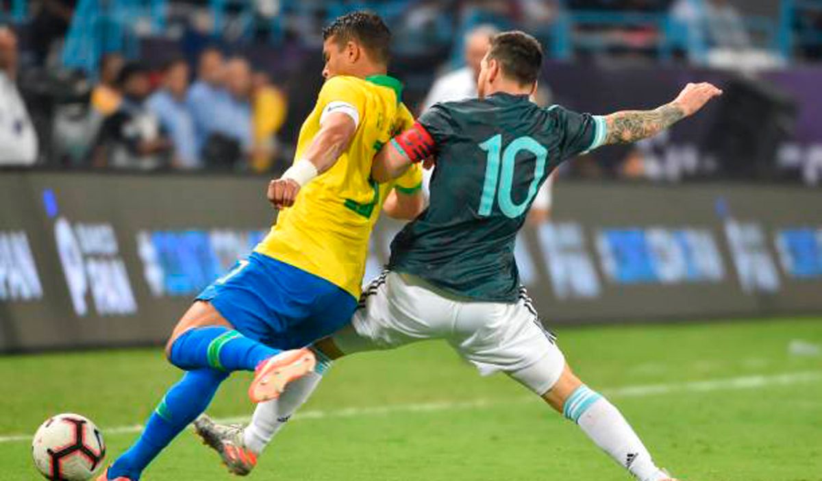 Thiago Silva, junto a Leo Messi