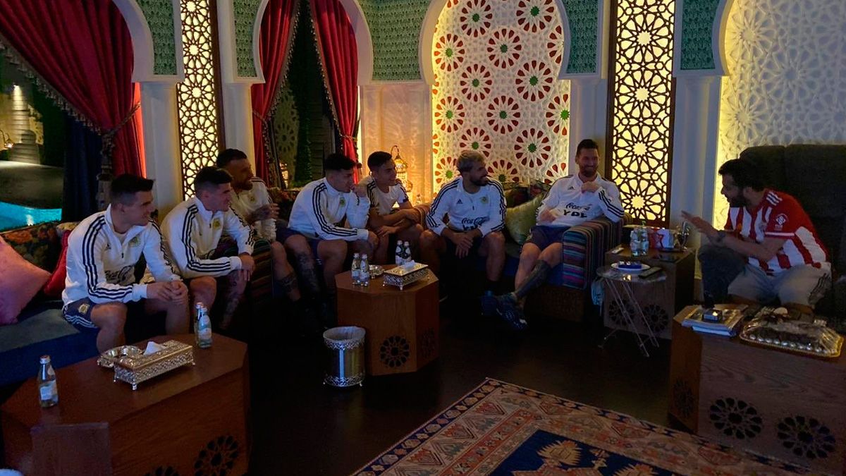 Leo Messi and his teammates beside the owner of Almería | @Turki_Alalshikh