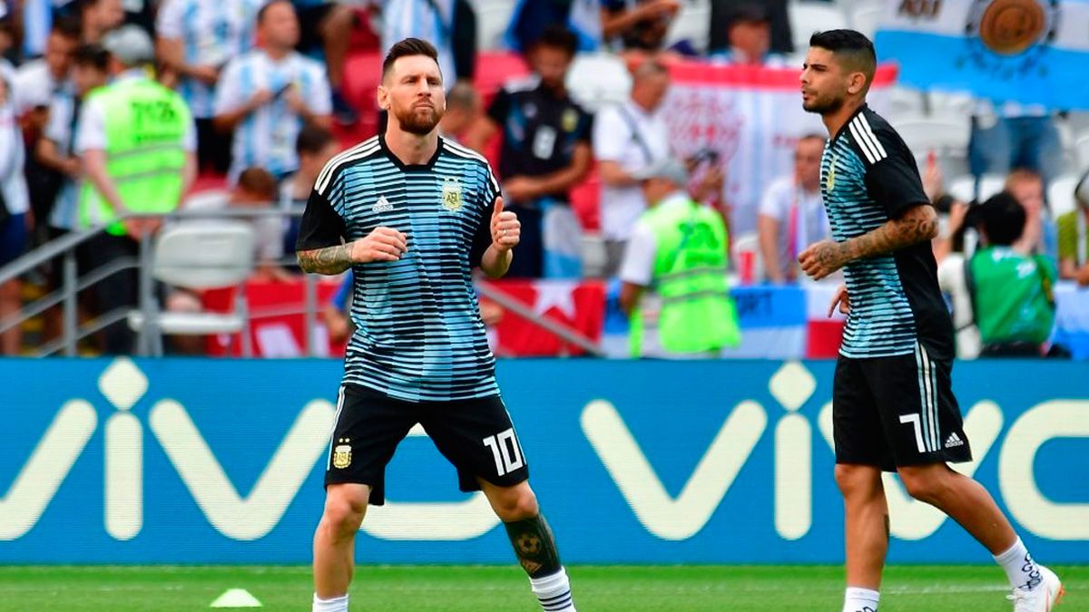 Leo Messi y Éver Banega en un partido de la selección de Argentina