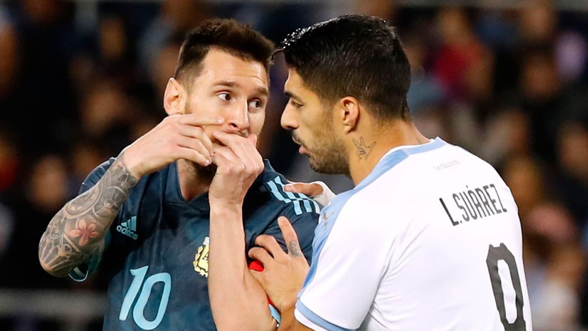 Leo Messi y Luis Suárez en un amistoso entre Argentina y Uruguay