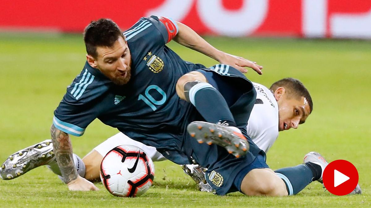 Leo Messi en un regate desde el suelo realizado contra Uruguay