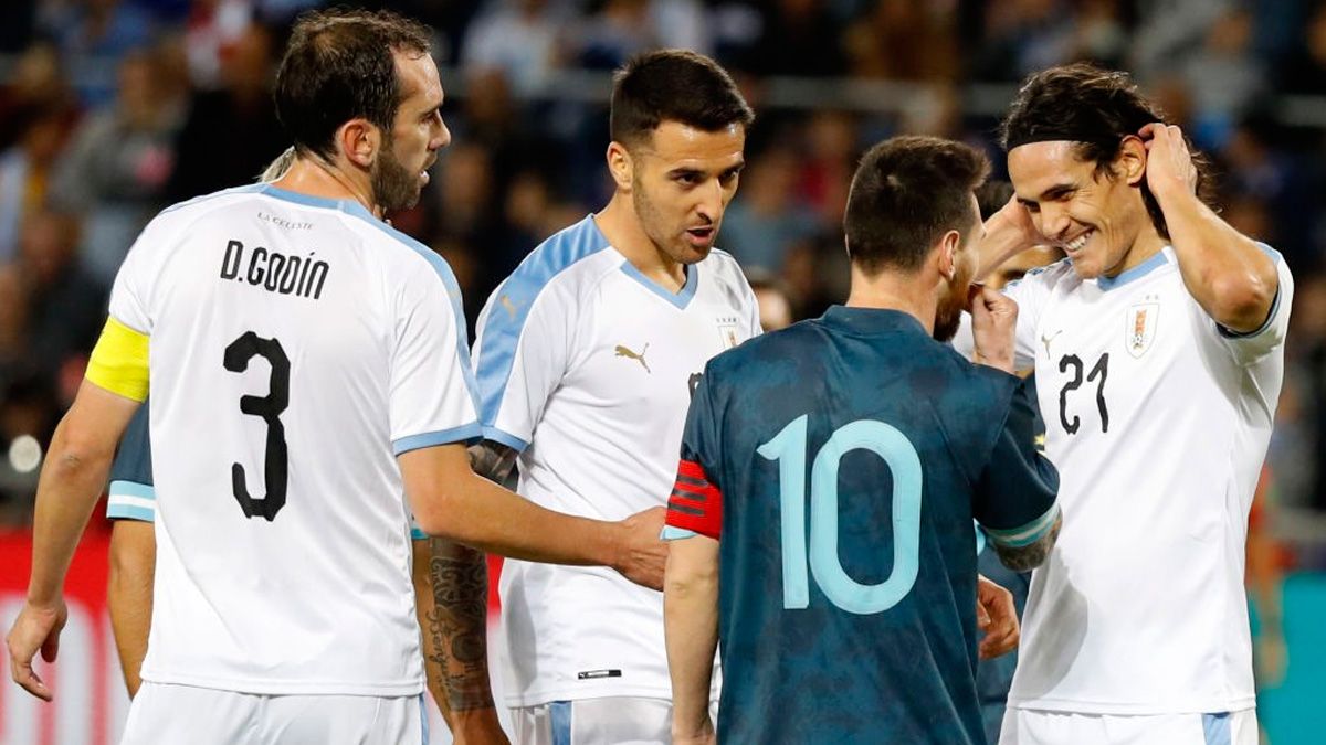 Leo Messi had a hot discussion with Edinson Cavani in the Argentina-Uruguay
