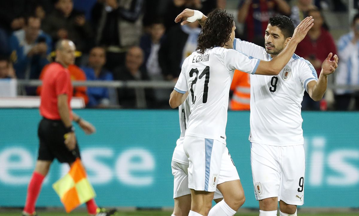 Luis Suárez y Cavani, celebrando un gol en el Uruguay-Argentina