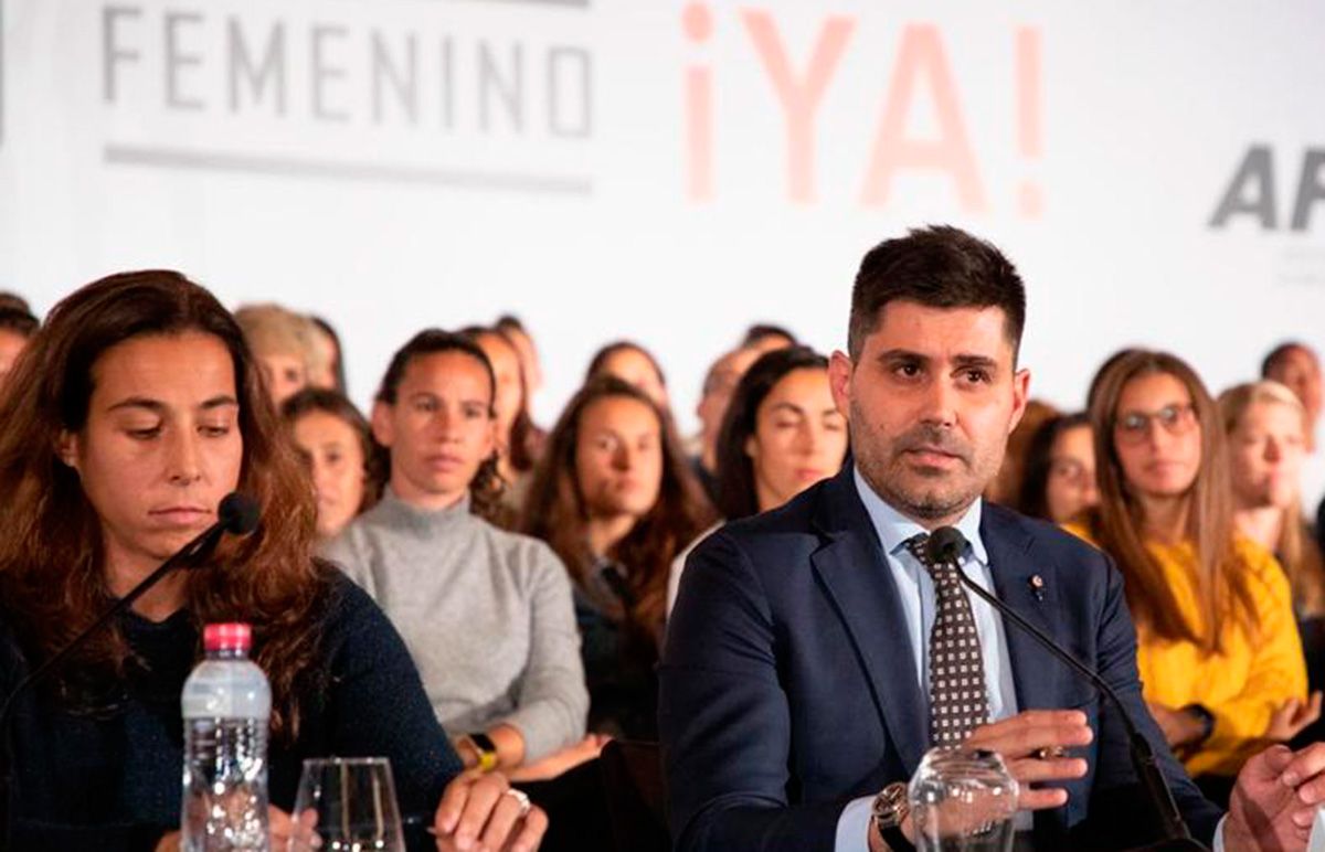 El presidente de la AFE, David Aganzo, junto a Ainhoa Tirapu (Athletic)