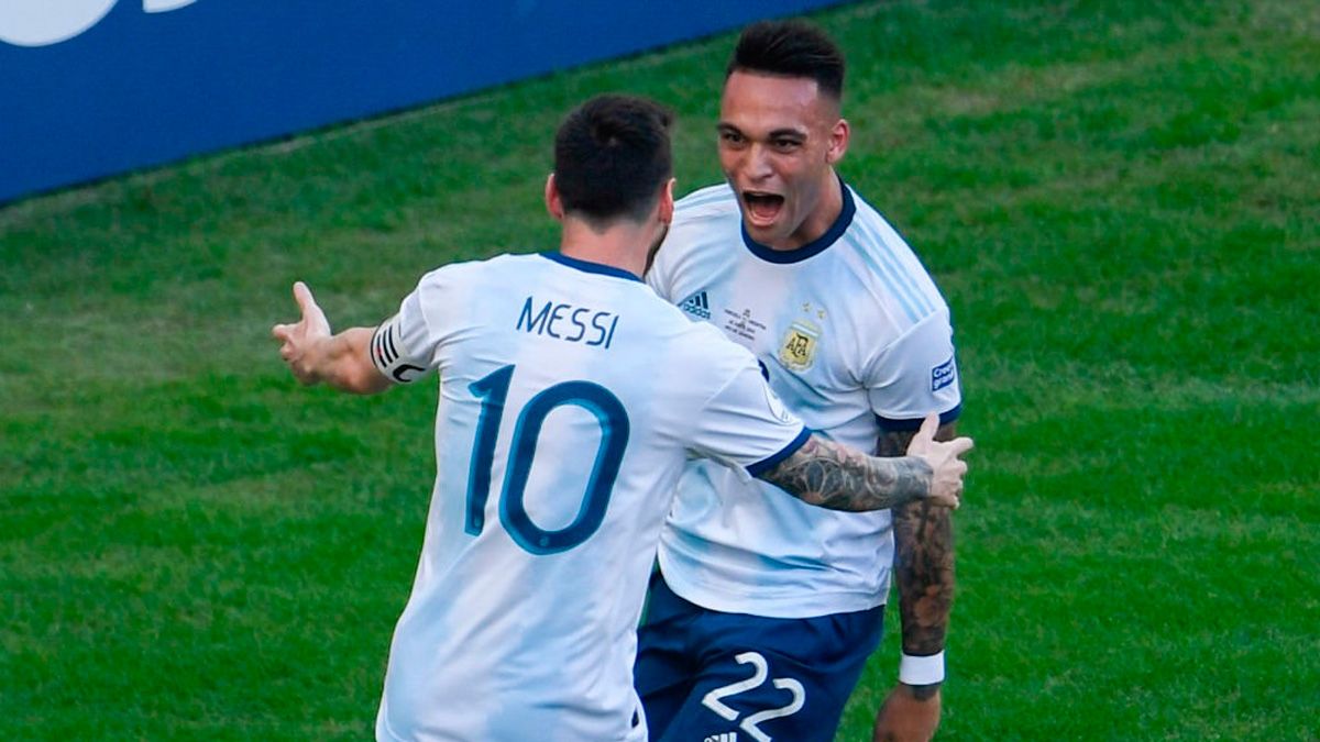 Leo Messi and Lautaro Martínez celebrate a goal of the Argentina national team