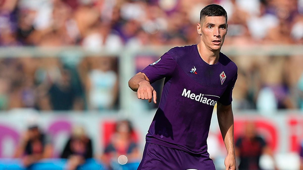 Nikola Milenkovic, posible objetivo del Barça, en un partido con la Fiorentina