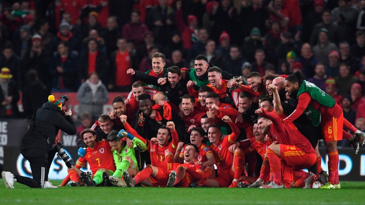 Los jugadores de Gales celebran que están entre las 20 selecciones clasificadas para la Eurocopa