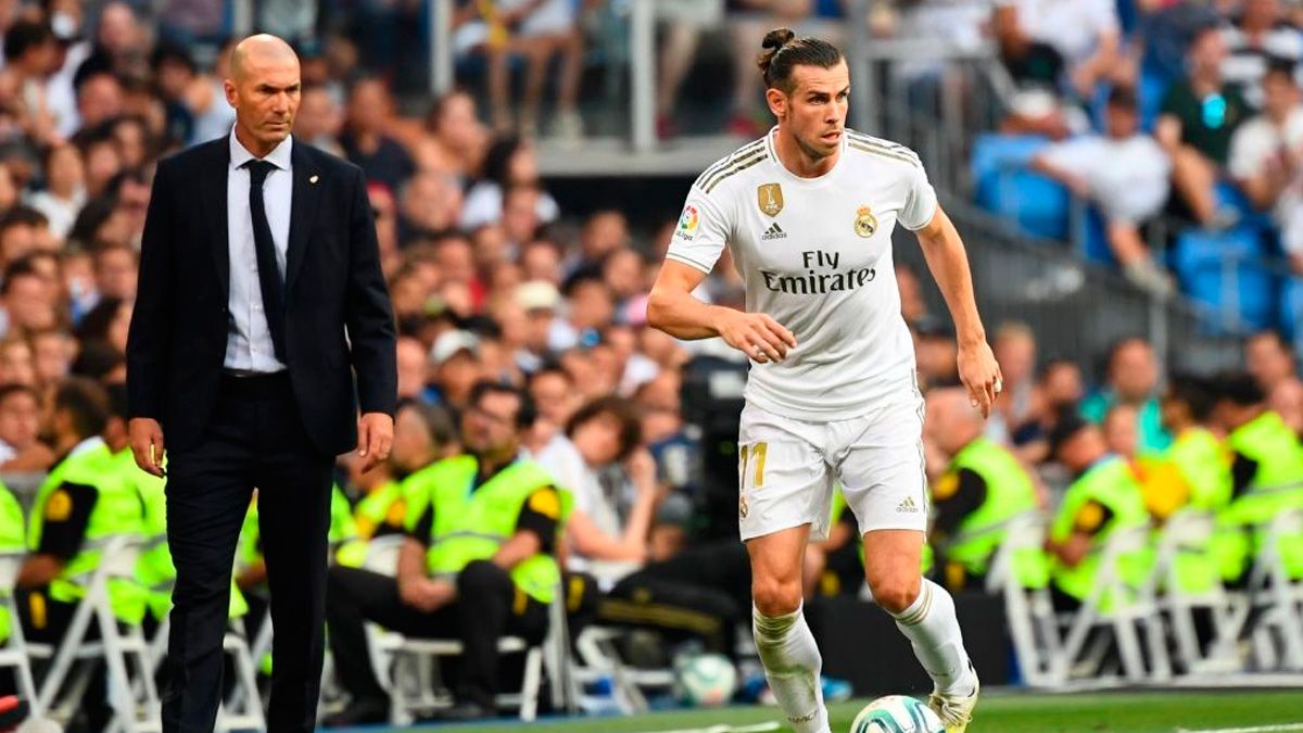 Zinedine Zidane and Gareth Bale in a match of Real Madrid