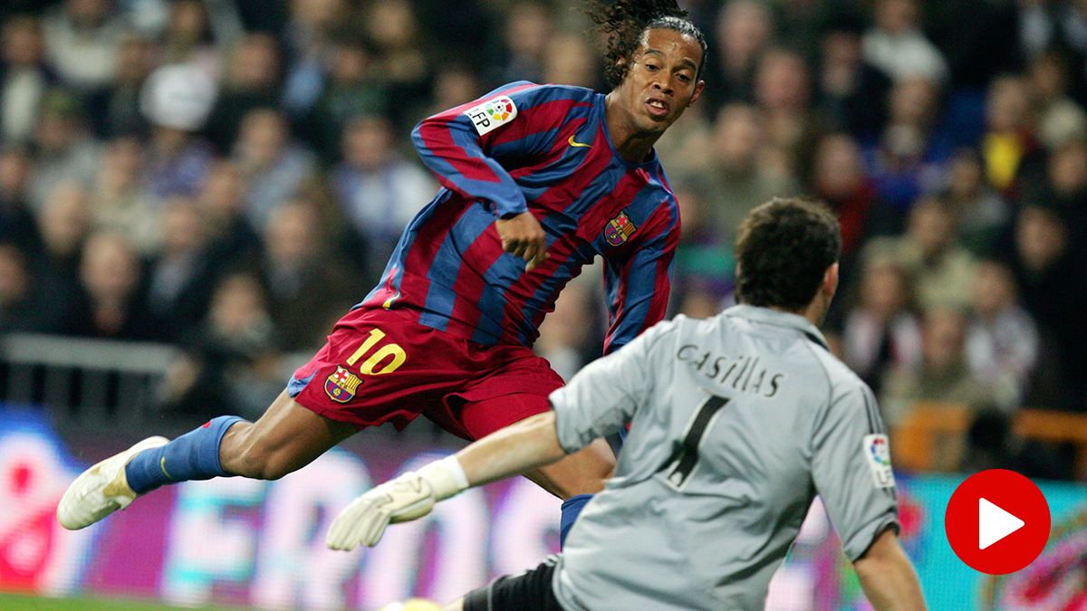 Ronaldinho Gaúcho, marcando un gol contra el Real Madrid en el Bernabéu
