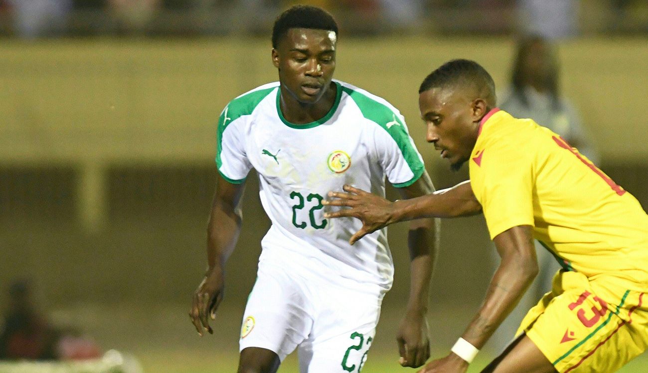 Moussa Wagué en un partido con Senegal