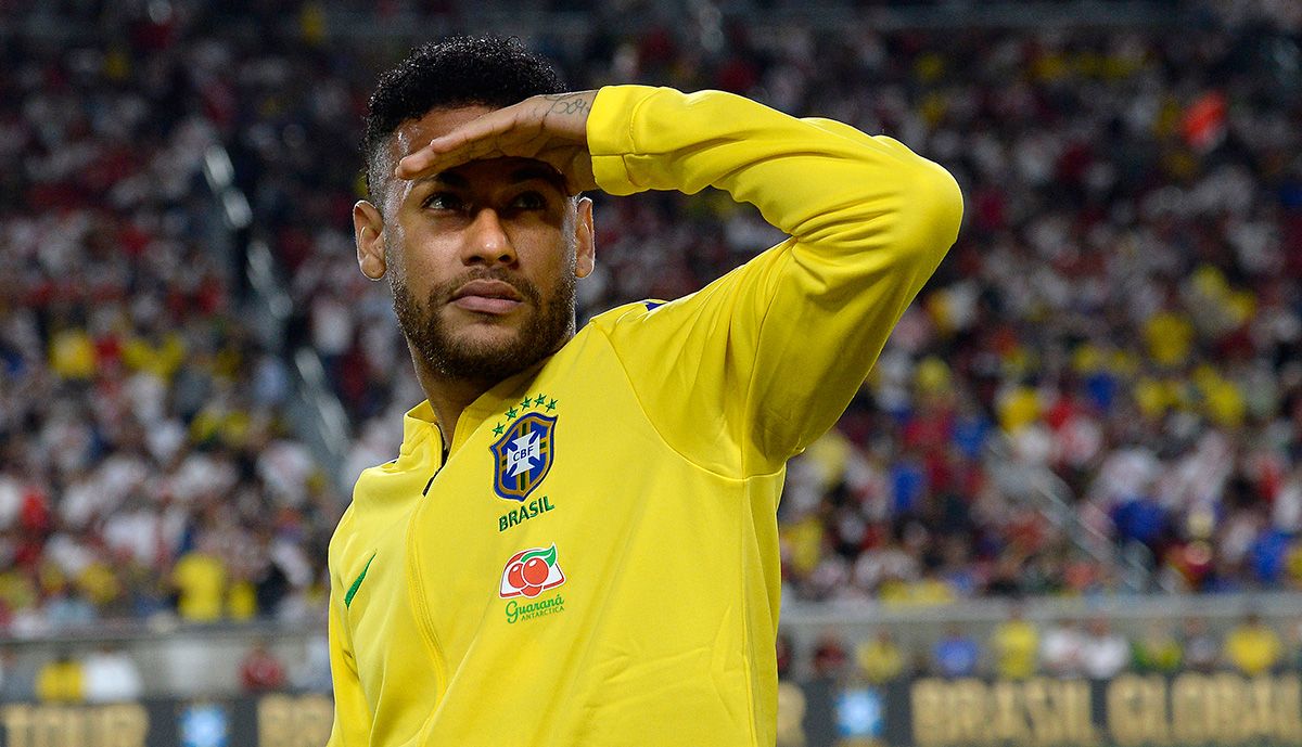 Neymar Jr, mirando a la grada durante un calentamiento con Brasil