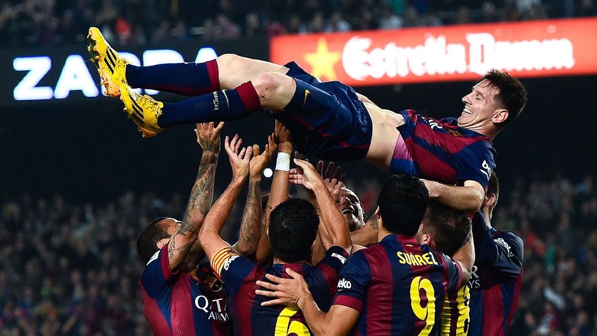 Leo Messi, helped up by his mates to the sky of the Camp Nou