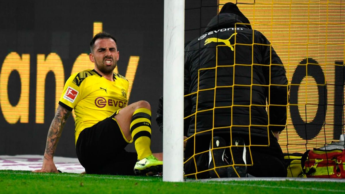 Paco Alcácer reacts to an injury in a match of Borussia Dortmund