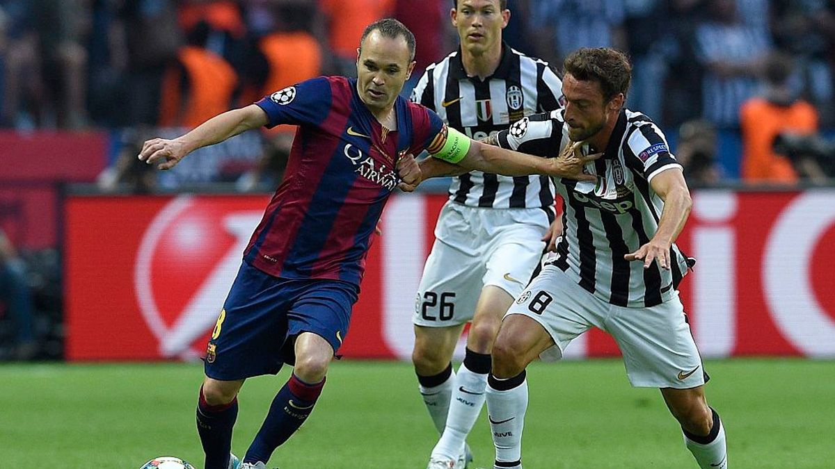 Andrés Iniesta and Claudio Marchisio in a Champions League match