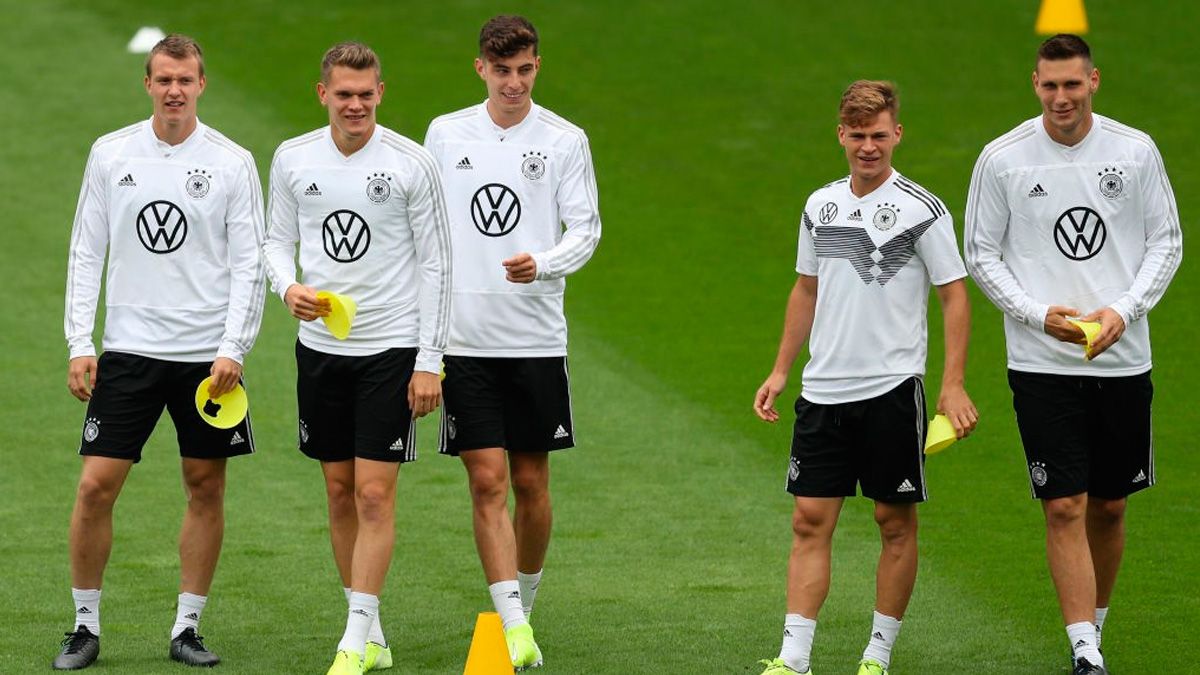 Joshua Kimmich and Lukas Klostermann in a training sessión of the german national team