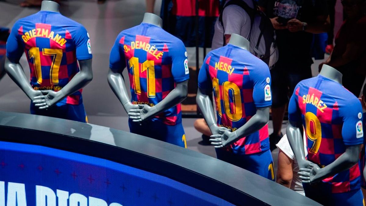 Las camisetas de Messi, Suárez, Dembélé y Griezmann en la tienda del Barça