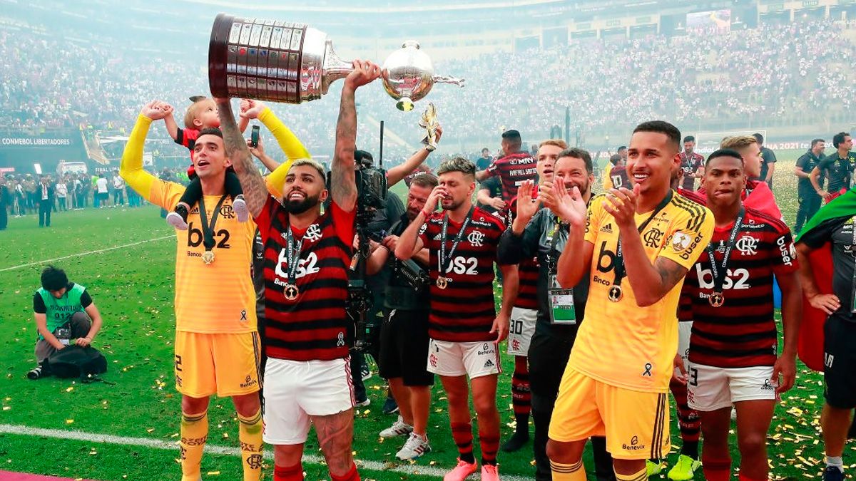 Gabriel Barbosa and the players of Flamengo celebrate the Copa Libertadores