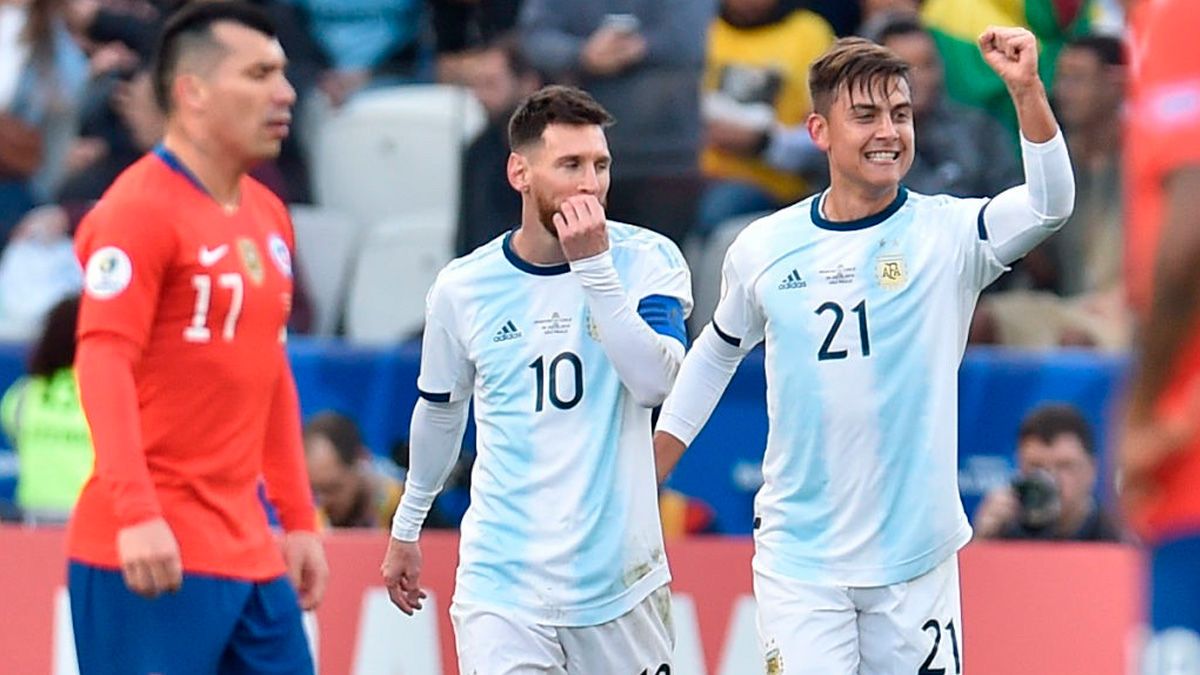 Leo Messi and Paulo Dybala in a match of the Argentina national team