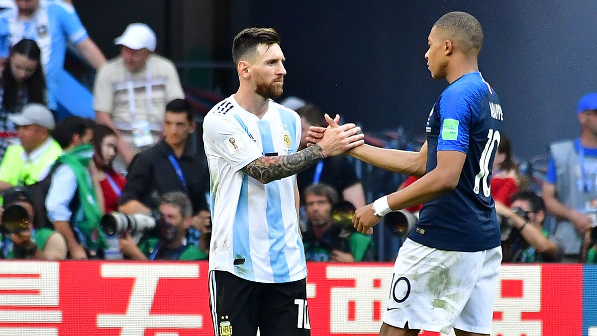 Leo Messi and Kylian Mbappé after a match of the 2018 World Cup