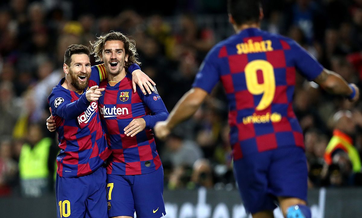 Leo Messi, Griezmann y Luis Suárez, abrazándose en el Camp Nou