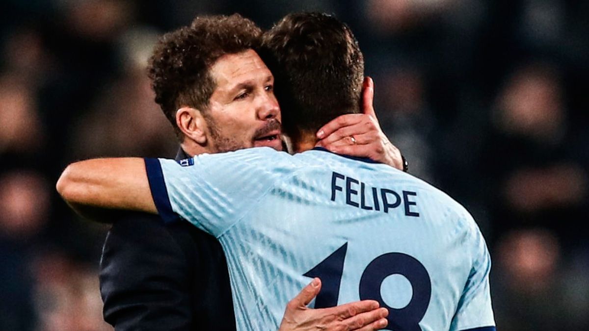 Diego Simeone and Felipe Monteiro in a match of Atlético de Madrid