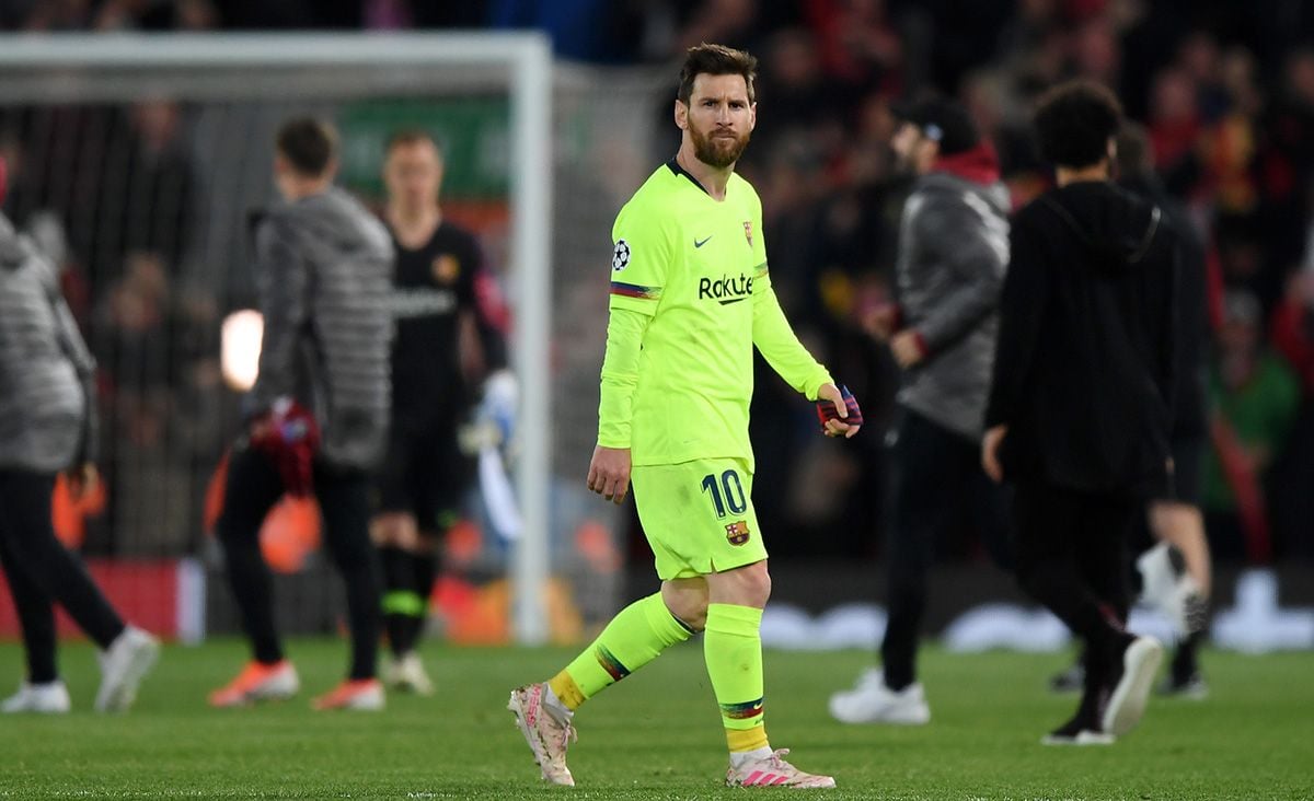Leo Messi, caminando sobre el césped de Anfield tras el Liverpool-Barça