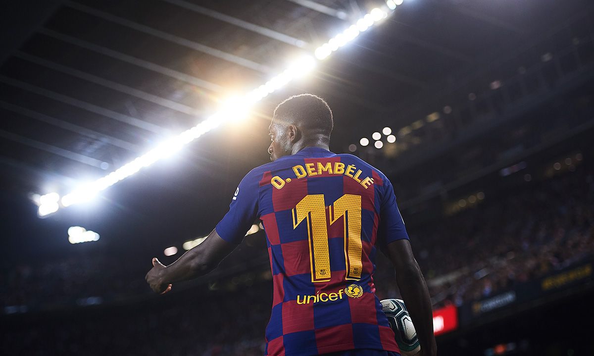 Ousmane Dembélé, sacando un córner en el Camp Nou