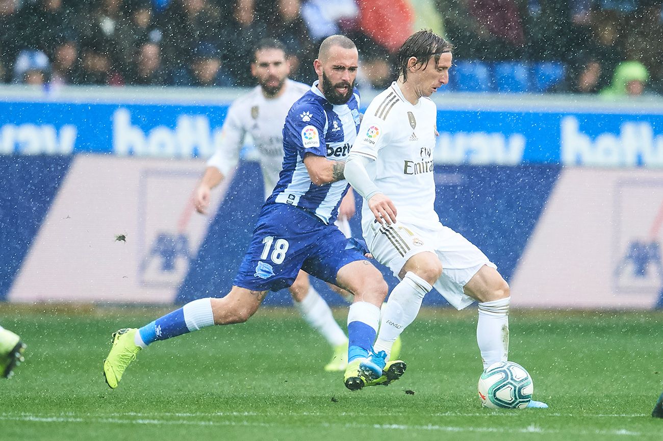 Aleix Vidal and Luka Modric in the Alavés-Madrid