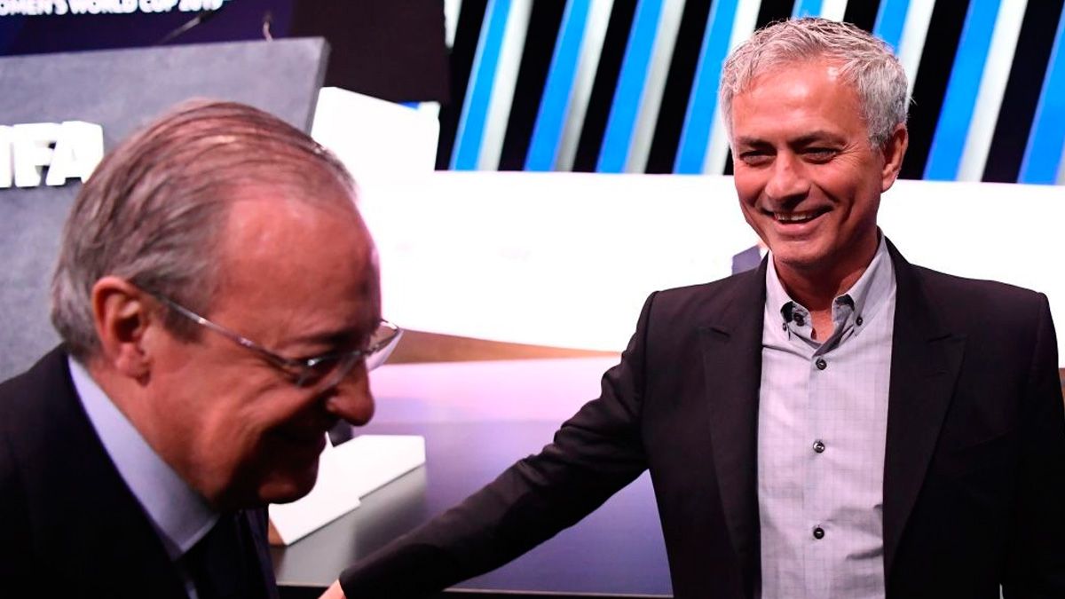Florentino Pérez, president of Real Madrid, and José Mourinho in an act of FIFA