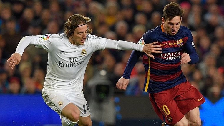 Leo Messi and Luka Modric, Golden Ball winners, in a match between FC Barcelona and Real Madrid