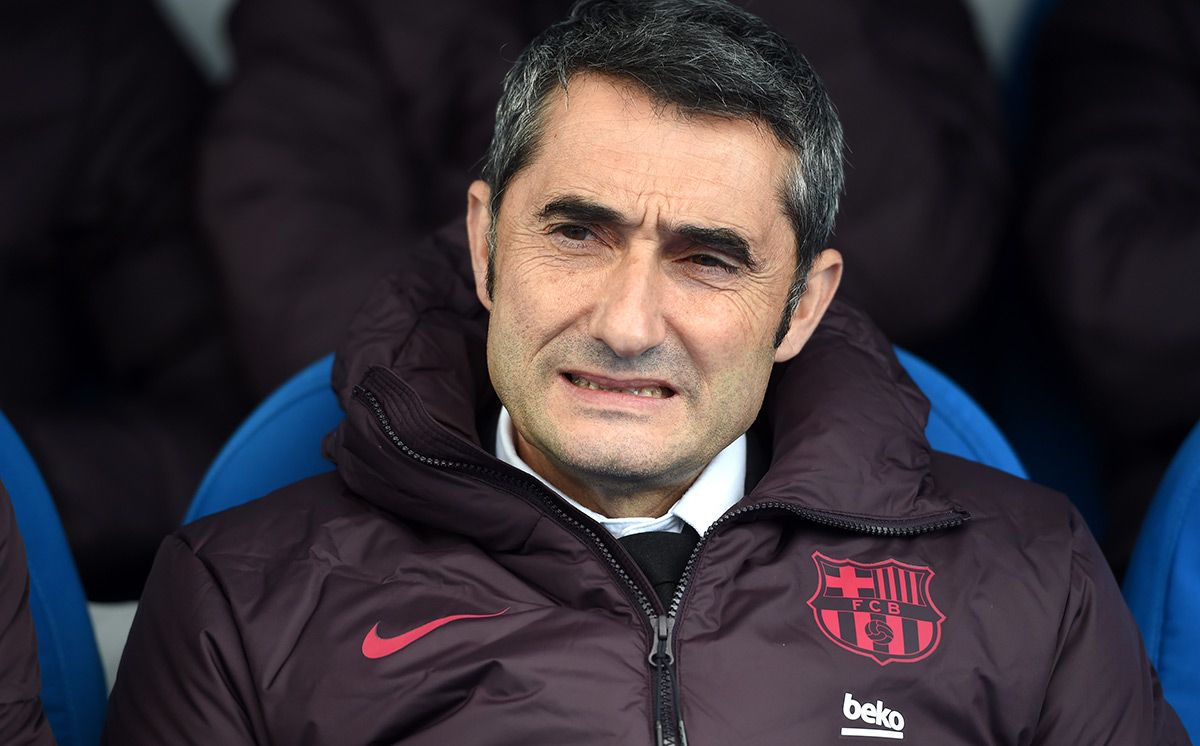 Ernesto Valverde, seated in the bench of the FC Barcelona