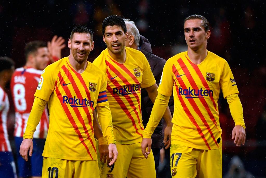 Luis Suárez, Griezmann and Messi celebrate the goal