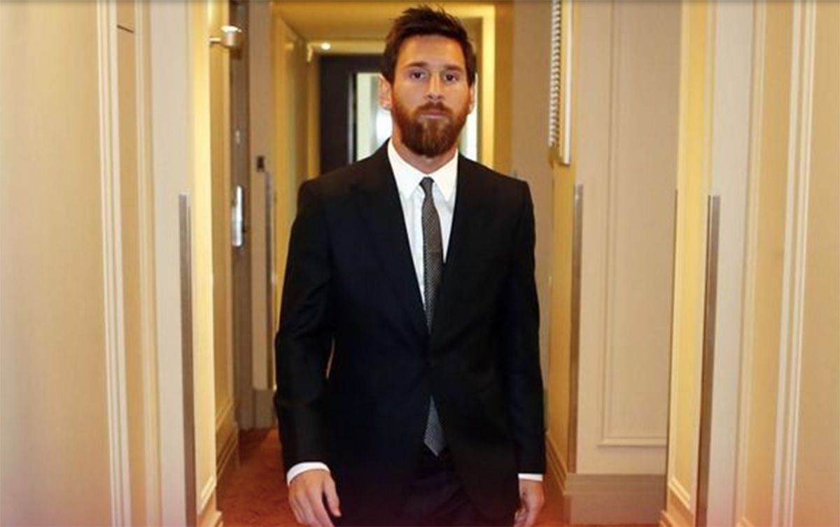 Leo Messi, dressed to receive the sixth Golden Ball of his career