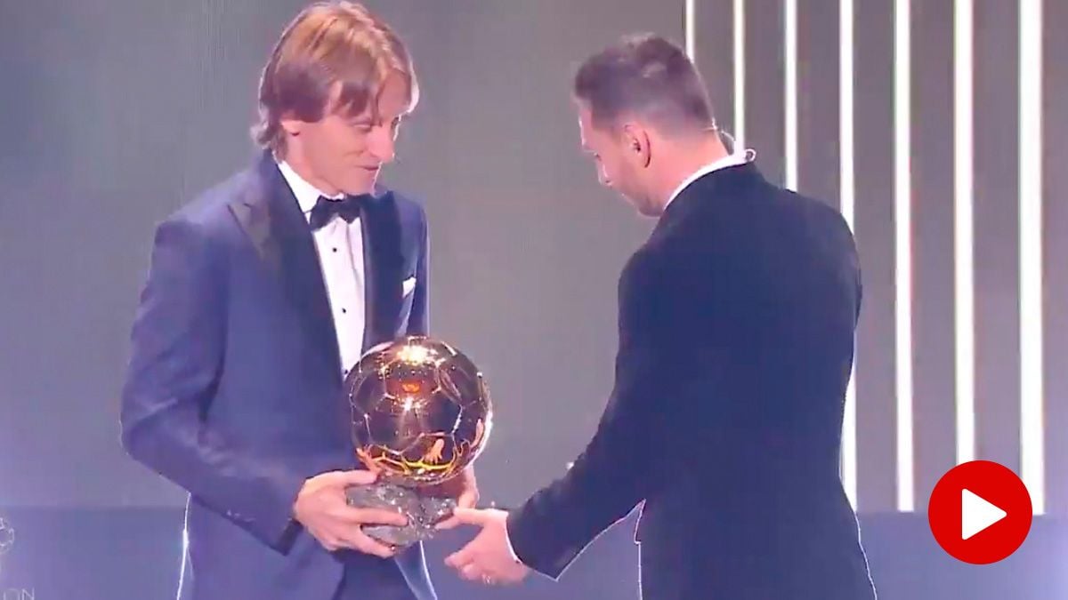 Luka Modric, entregando a Leo Messi el Balón de Oro 2019