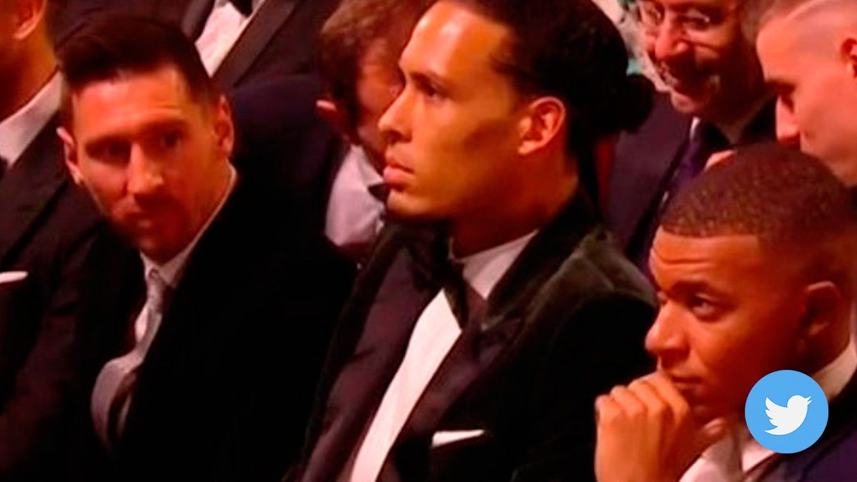 Leo Messi, mirando fijamente a Kylian Mbappé