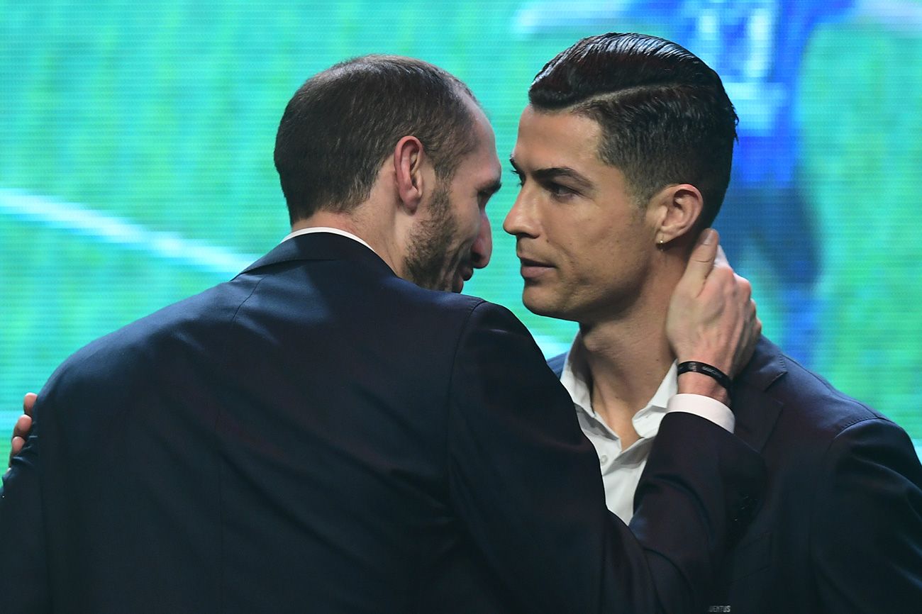 Chiellini abraza a Cristiano Ronaldo