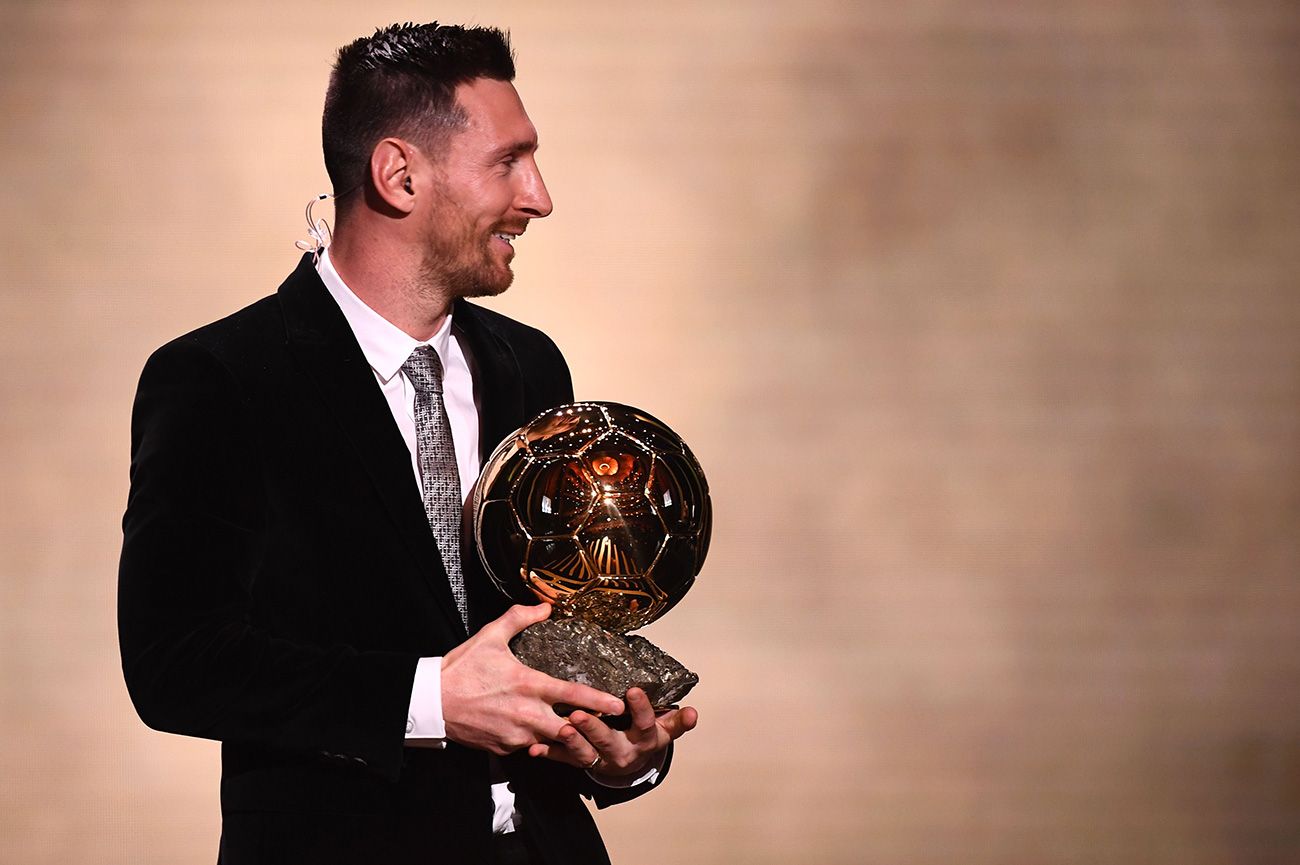 Messi smiles with the Balloon of Gold in his hands