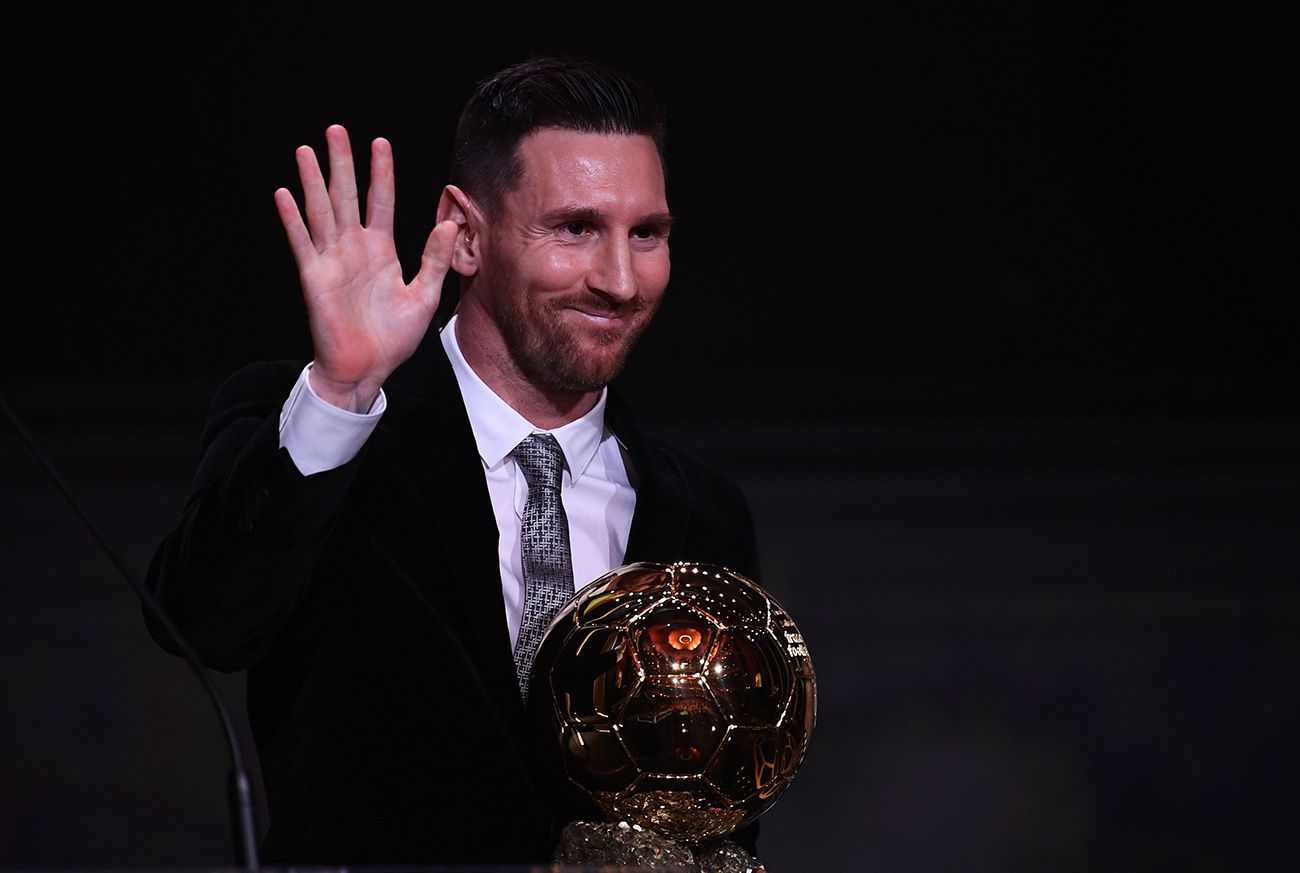 Leo Messi saluda tras recibir el Balón de Oro