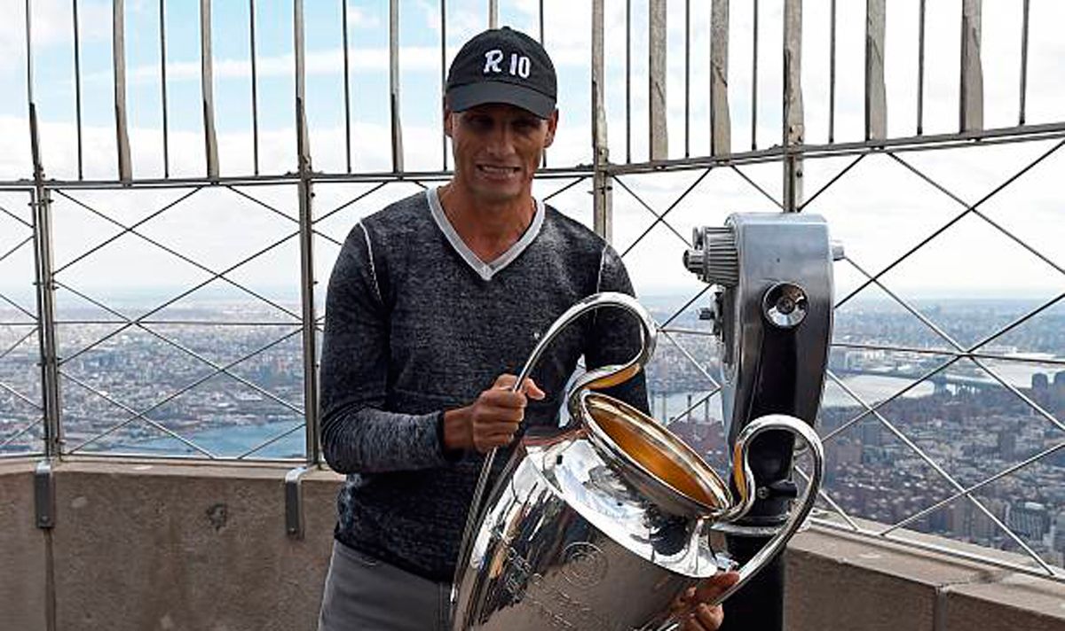 Rivaldo, posando con la Champions League